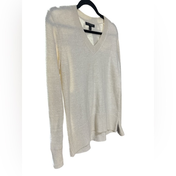 Banana Republic Cream V-Neck Sweater Lightweight Knit - Picture 3 of 3